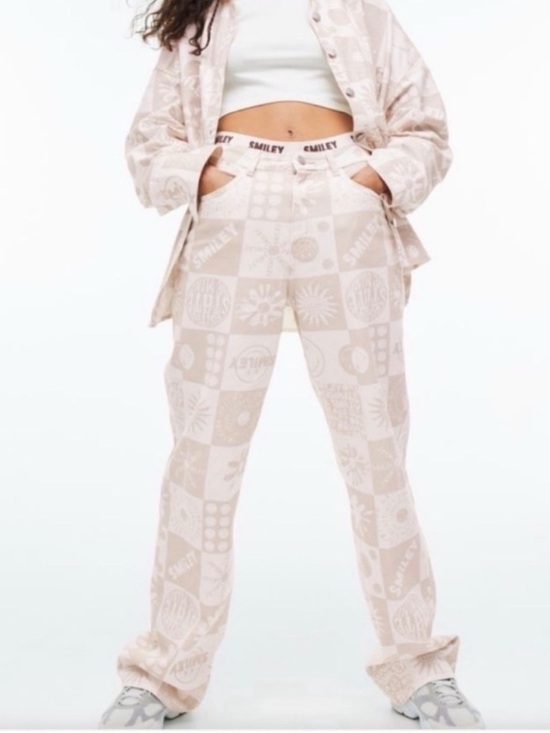 H&M Denim - H&MX SMILEY Collab Limited
Edition Smiley Happy Face Patterned Wide Leg Jeans
